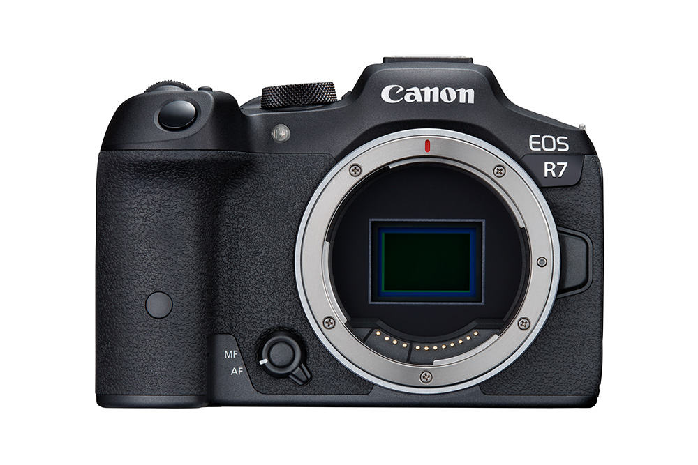 Canon EOS R7, câmera mirrorless vista em fotografia de produto